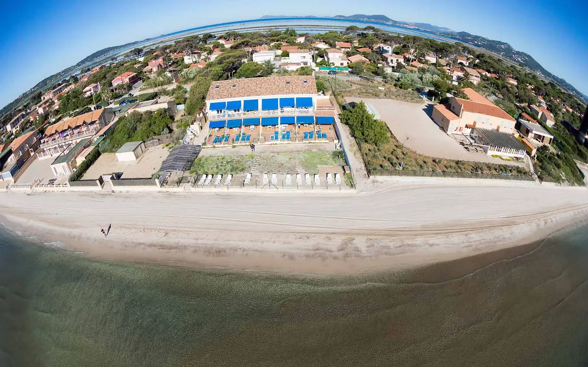 Vue aérienne de la résidence Le Surplage devant la plage